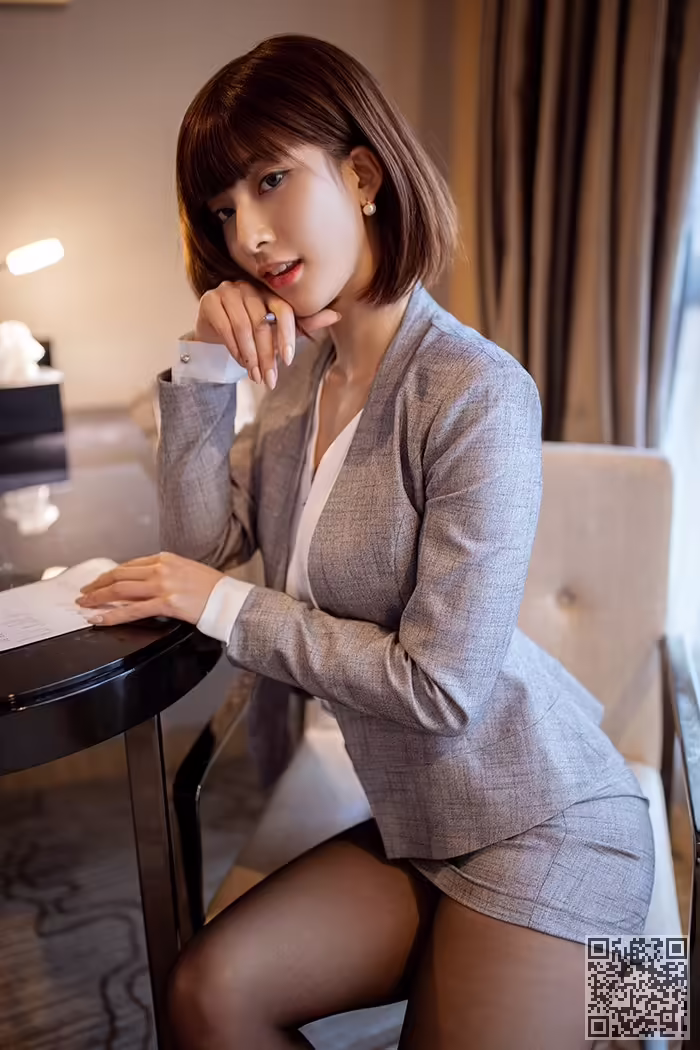 秘书、林文文、黑丝、美腿、搔首弄姿