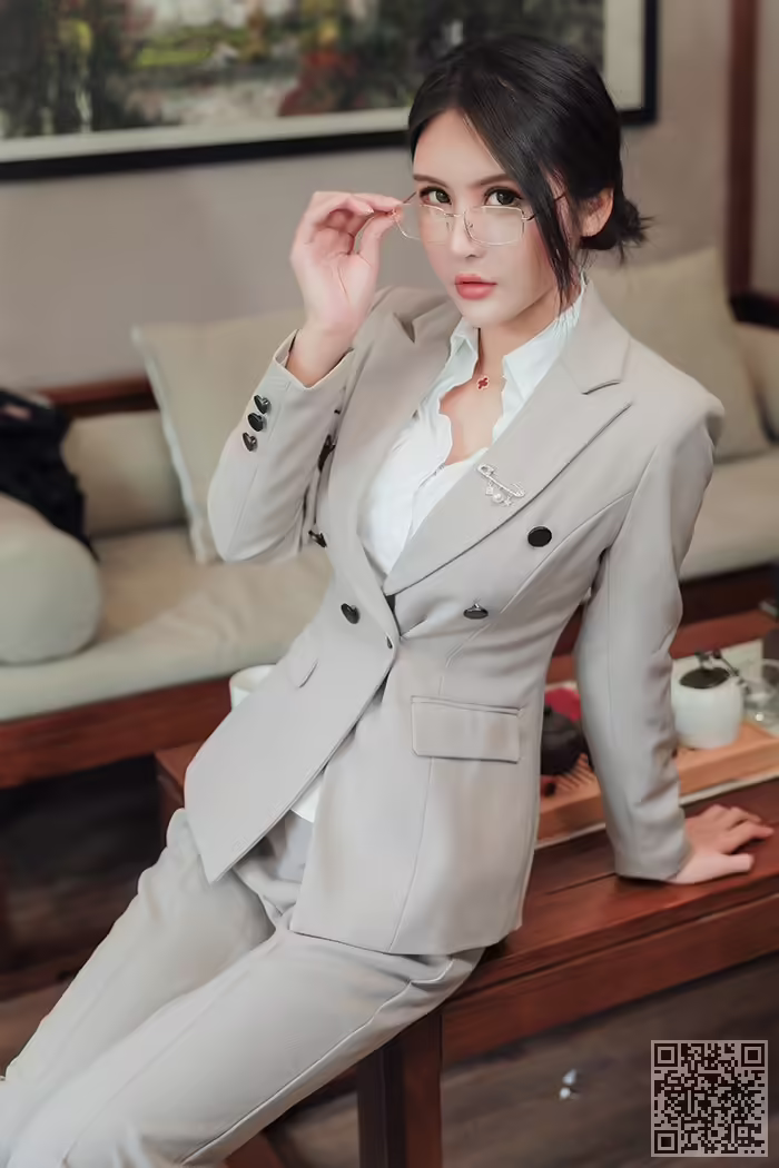 秘书、Emily、丝袜、包臀、酥胸