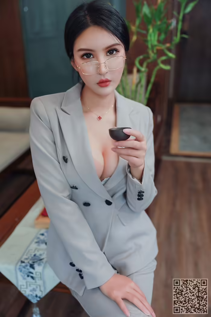 秘书、Emily、丝袜、包臀、酥胸