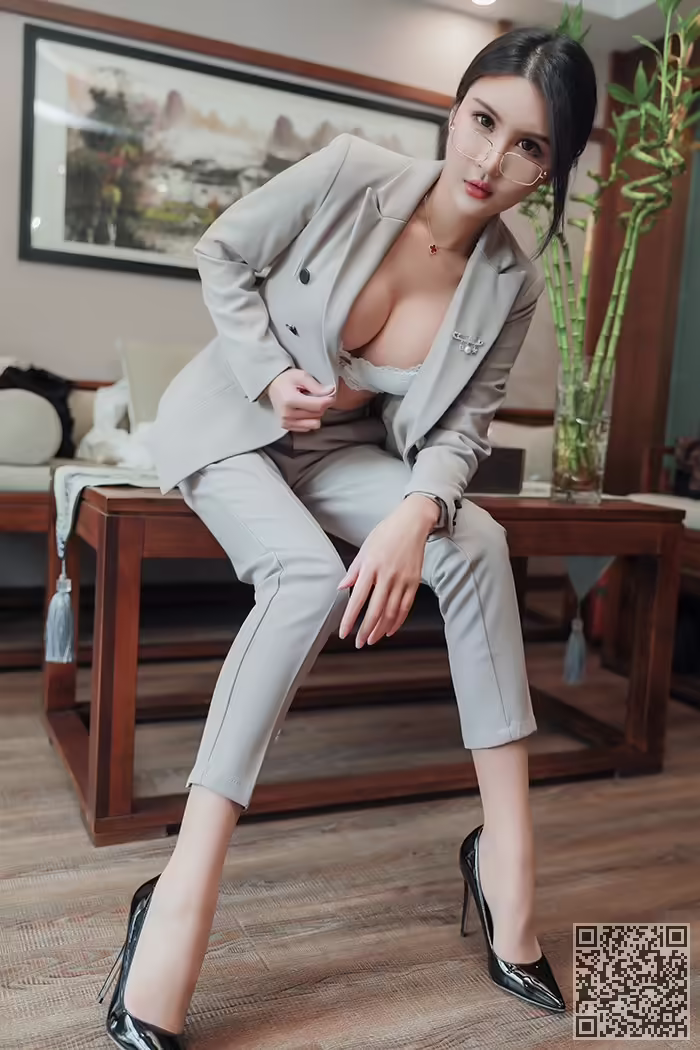 秘书、Emily、丝袜、包臀、酥胸