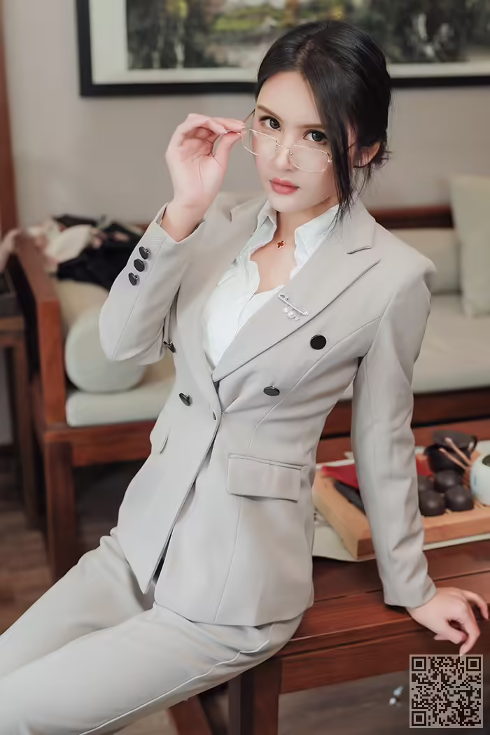 秘书、Emily、丝袜、包臀、酥胸