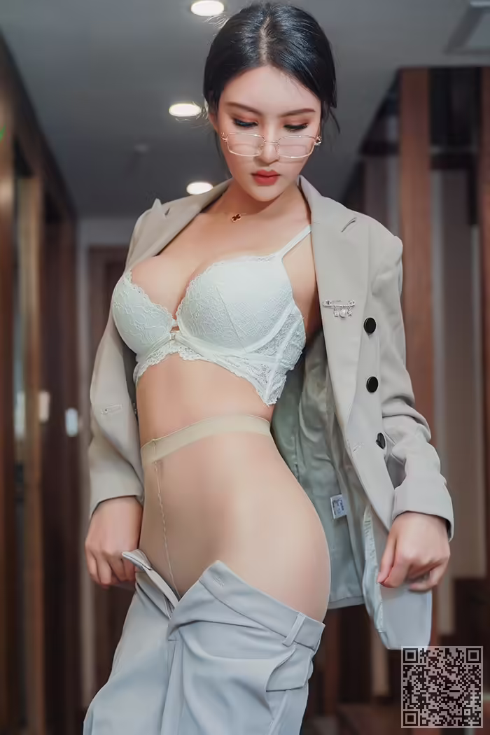 秘书、Emily、丝袜、包臀、酥胸