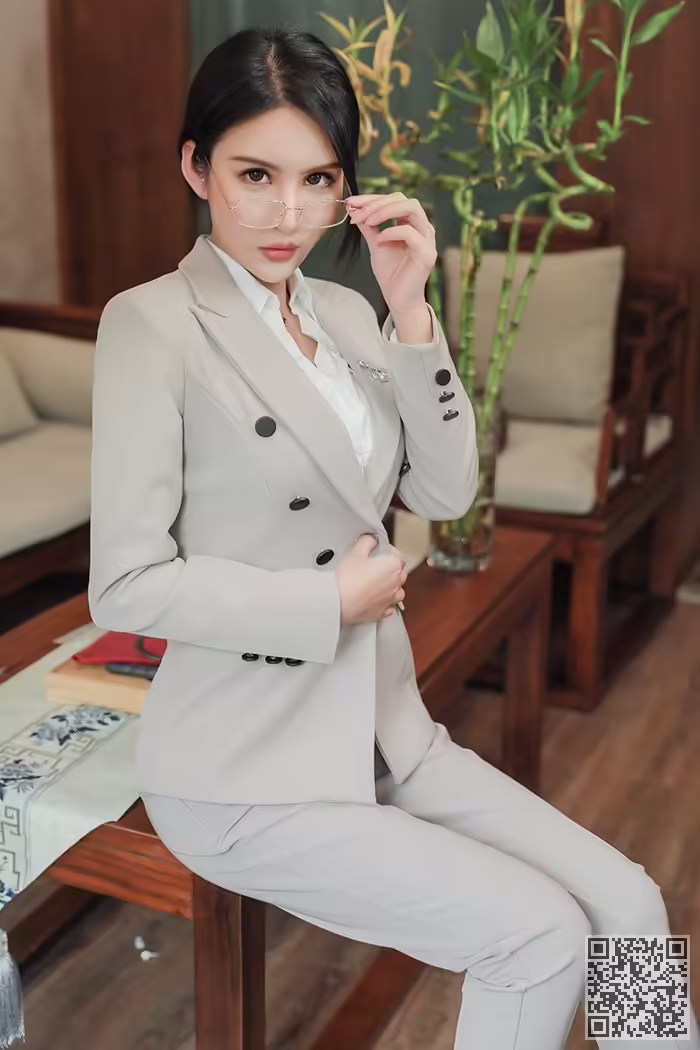 秘书、Emily、丝袜、包臀、酥胸