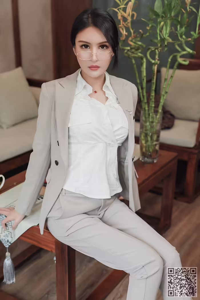秘书、Emily、丝袜、包臀、酥胸