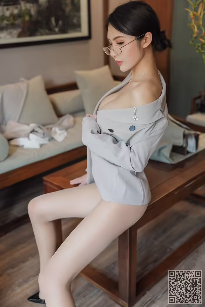 秘书、Emily、丝袜、包臀、酥胸