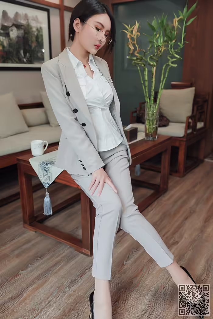 秘书、Emily、丝袜、包臀、酥胸