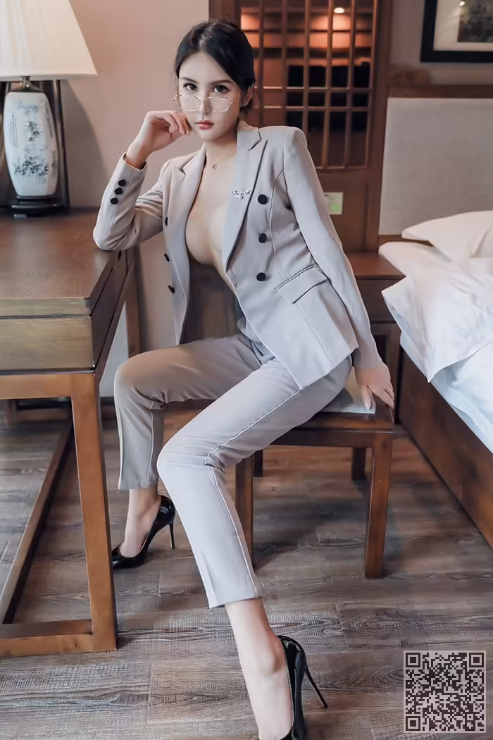 秘书、Emily、丝袜、包臀、酥胸