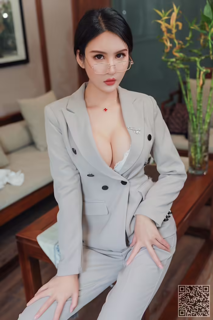 秘书、Emily、丝袜、包臀、酥胸