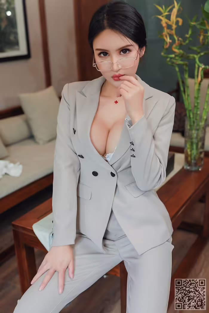 秘书、Emily、丝袜、包臀、酥胸