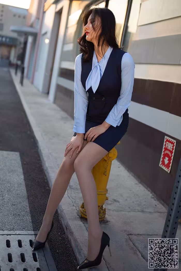 热辣小姐阿朱美腿高跟上演制服诱惑