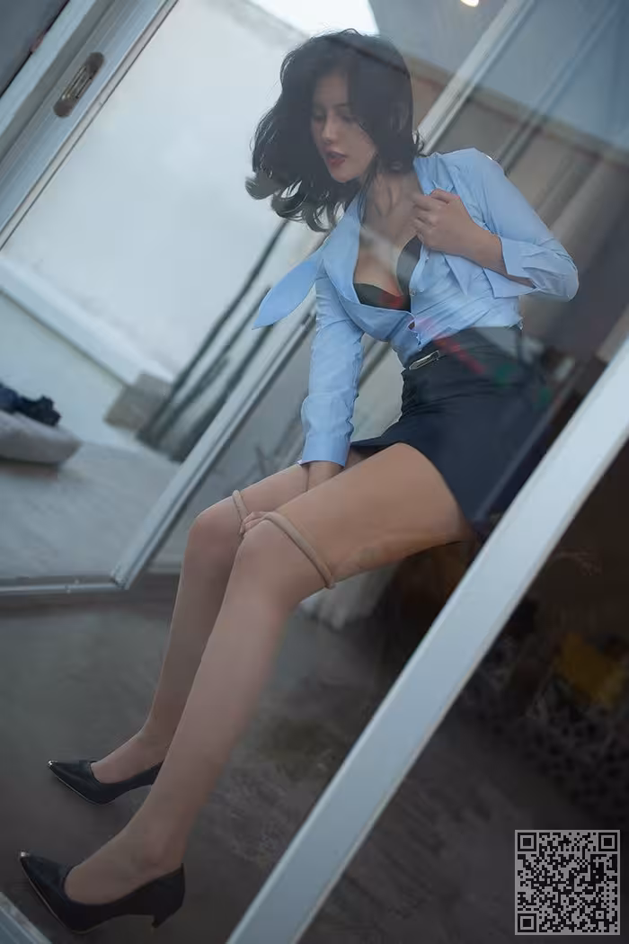 热辣小姐阿朱美腿高跟上演制服诱惑