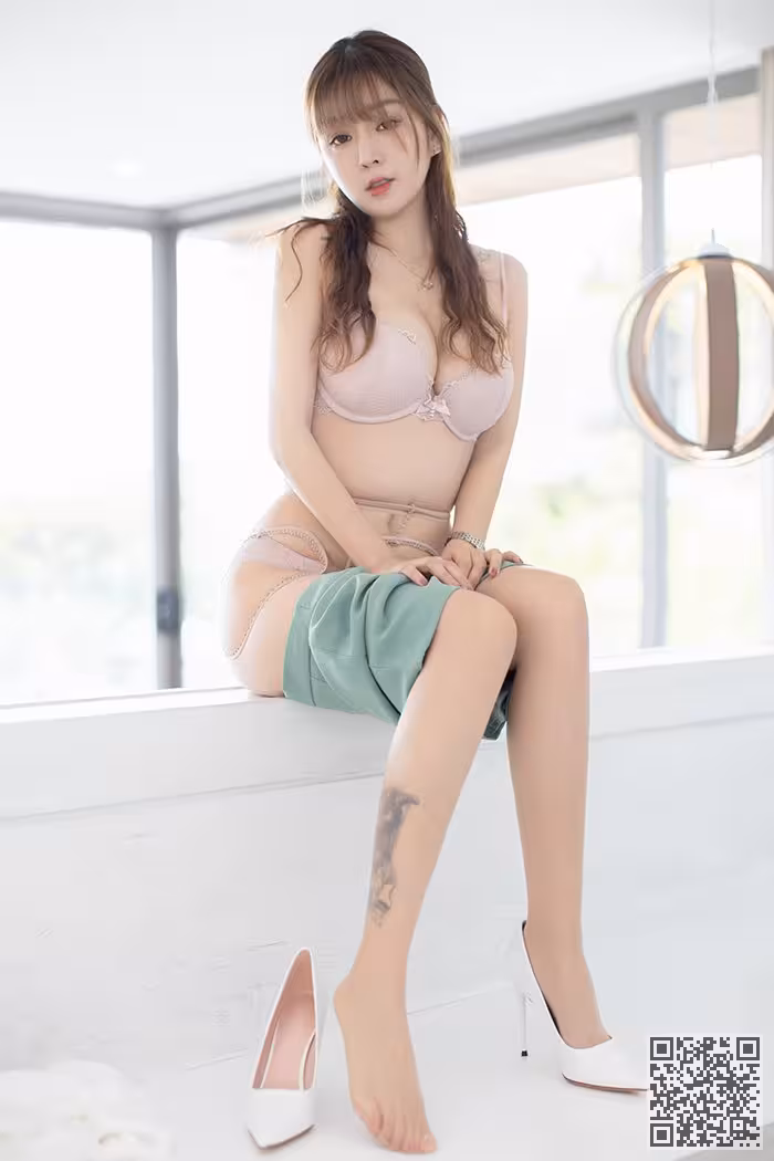 美女接待王雨纯肉丝制服为您服务