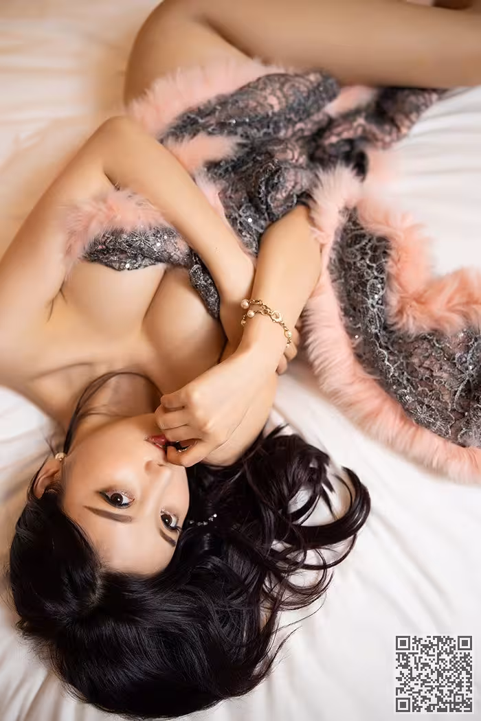 迷情御姐杨晨晨美腿玉足全裸诱惑