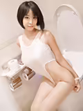 小姐在潮湿炎热的夏天,蓝色的丝袜包臀部诱惑