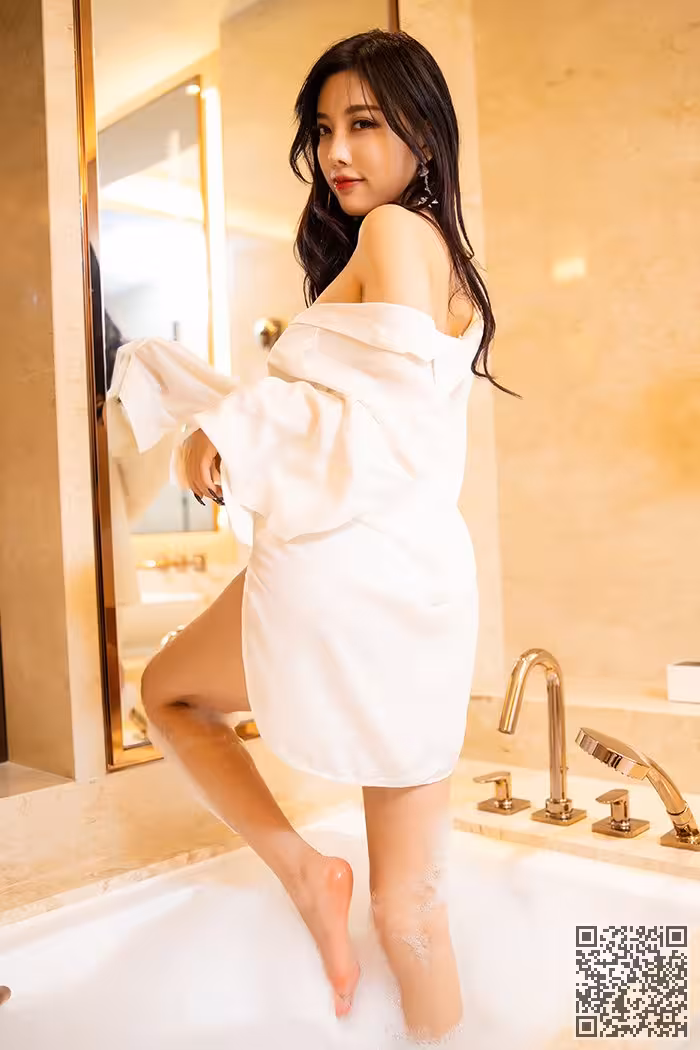 浴室女神杨晨晨丝滑长腿大秀玉足