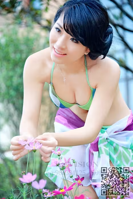 比基尼美女赏花玩水高清图