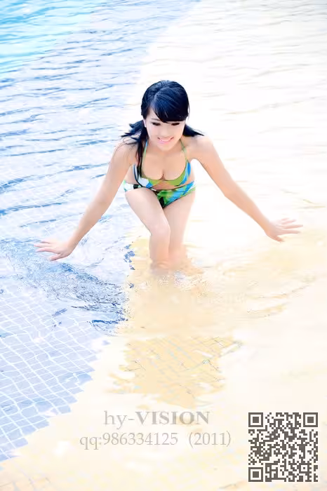 比基尼美女赏花玩水高清图