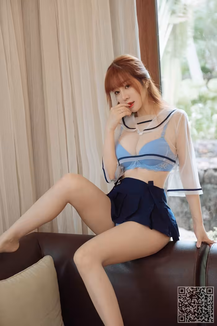 激萌小妹王雨纯学生制服无内开档诱惑