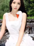 甜美的公主MM小天鹅在河里游泳山谷