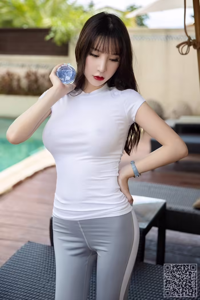 周于希、紧身、露乳