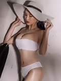 周燕大的蛇女神曲线显示长腿