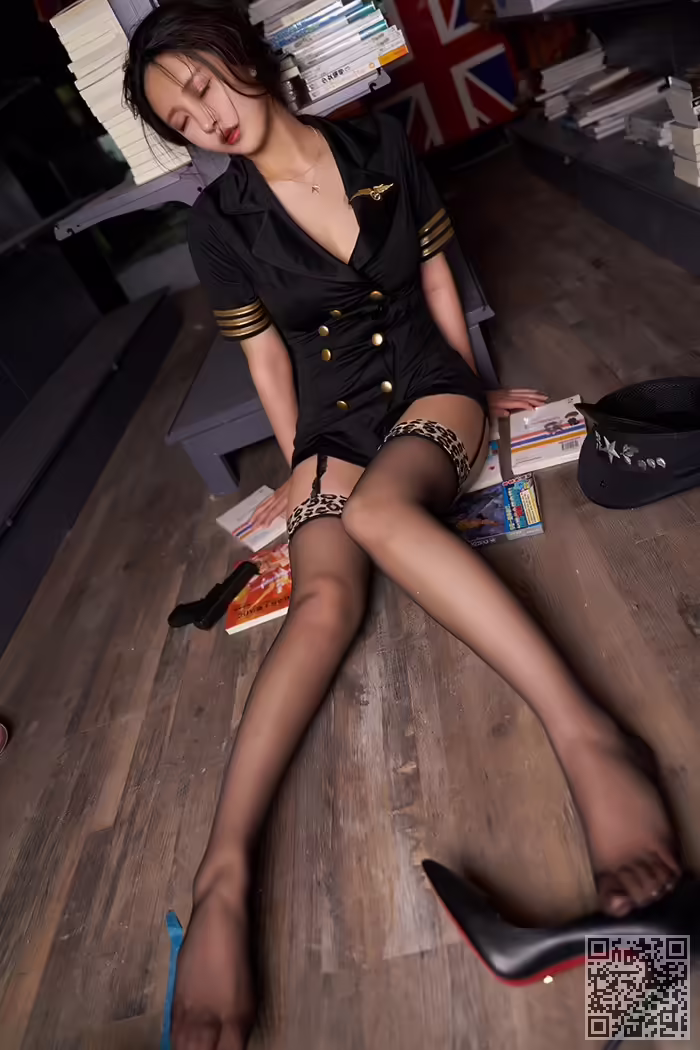 制服美女、林子欣、黑丝、美腿