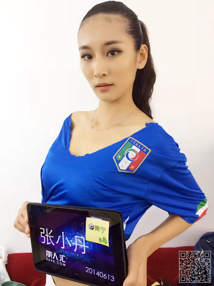 丽人汇美女为世界杯加油