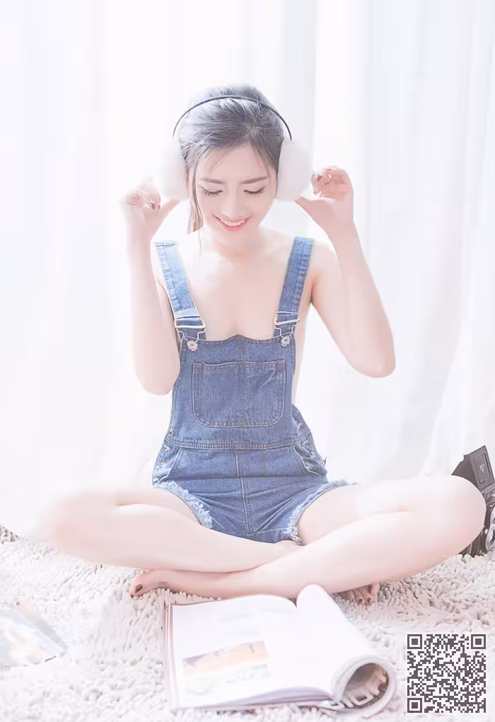 嫩模李昔雨白色耳罩笑容脸上尽现