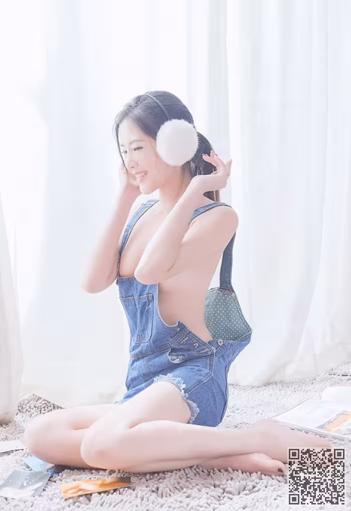 嫩模李昔雨白色耳罩笑容脸上尽现