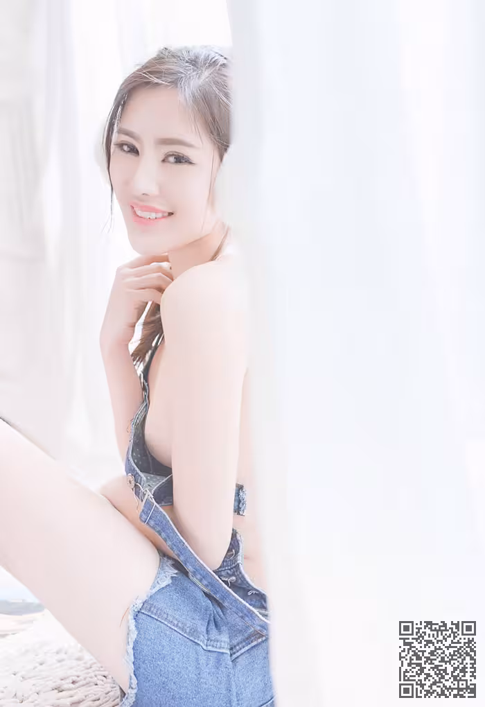嫩模李昔雨白色耳罩笑容脸上尽现