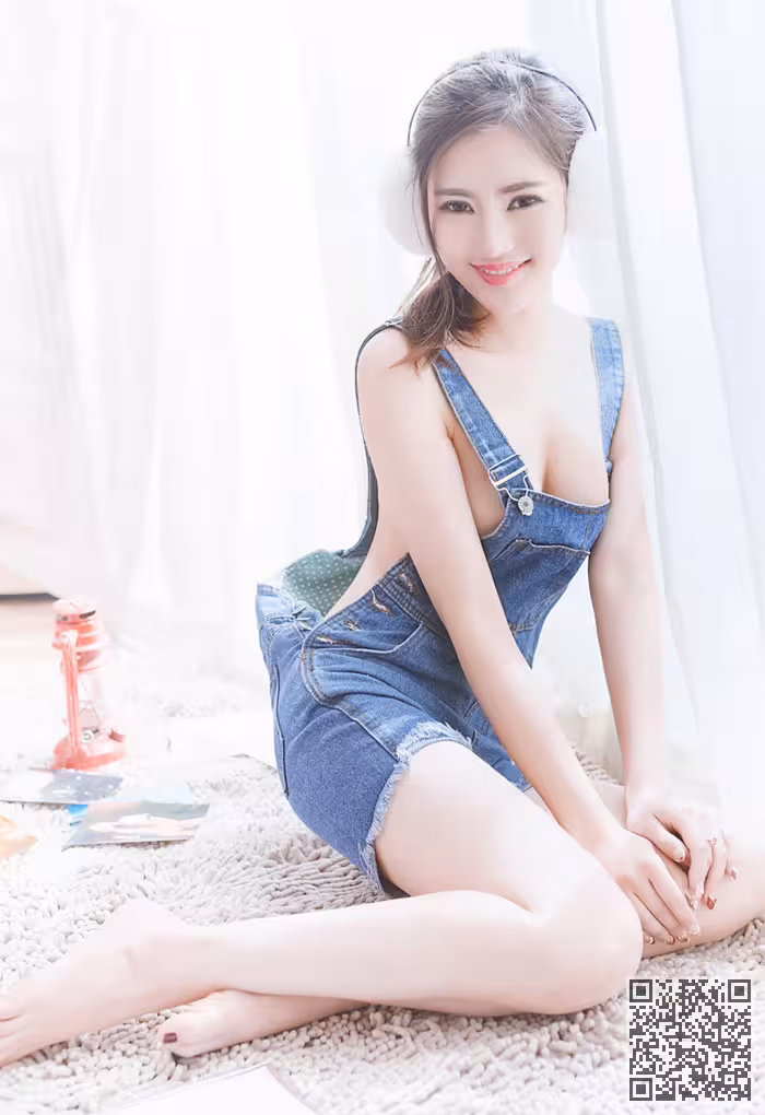 嫩模李昔雨白色耳罩笑容脸上尽现