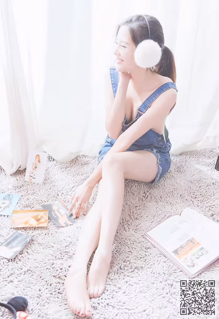 嫩模李昔雨白色耳罩笑容脸上尽现