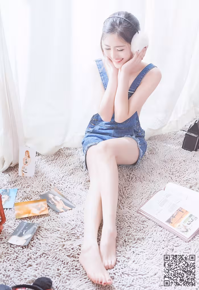 嫩模李昔雨白色耳罩笑容脸上尽现