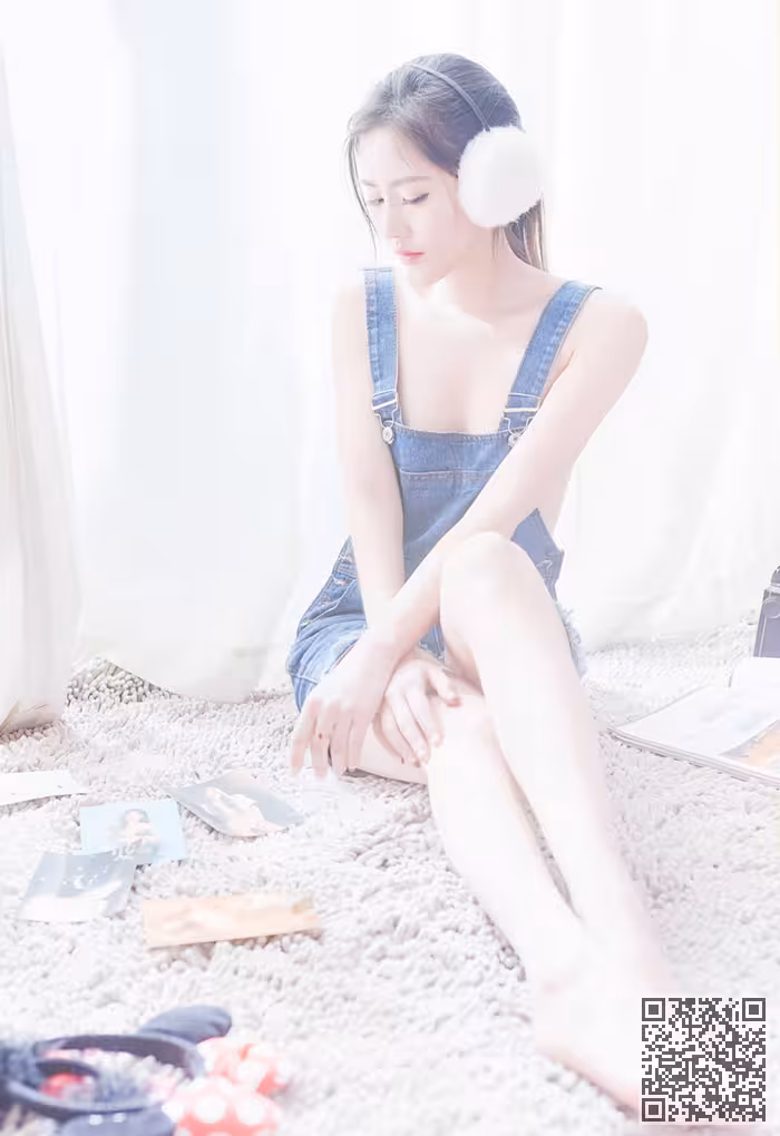 嫩模李昔雨白色耳罩笑容脸上尽现