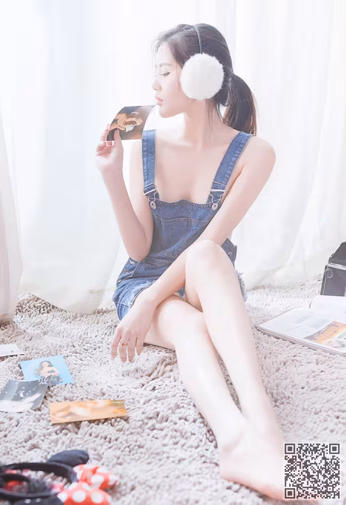 嫩模李昔雨白色耳罩笑容脸上尽现