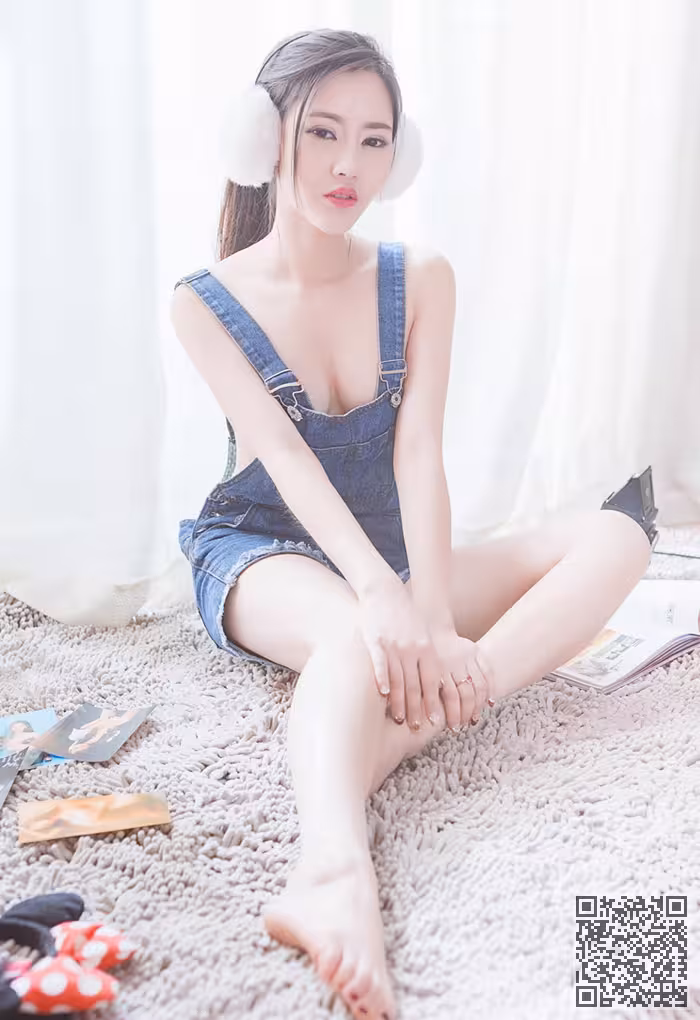 嫩模李昔雨白色耳罩笑容脸上尽现