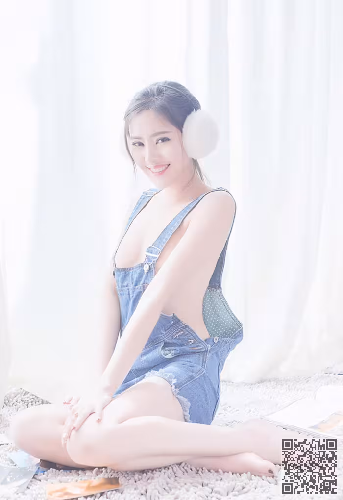 嫩模李昔雨白色耳罩笑容脸上尽现
