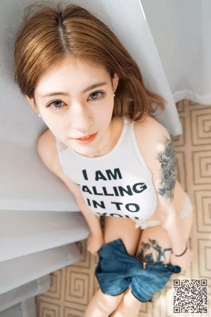 白嫩美人Cherry纹身显眼秀诱人酥胸