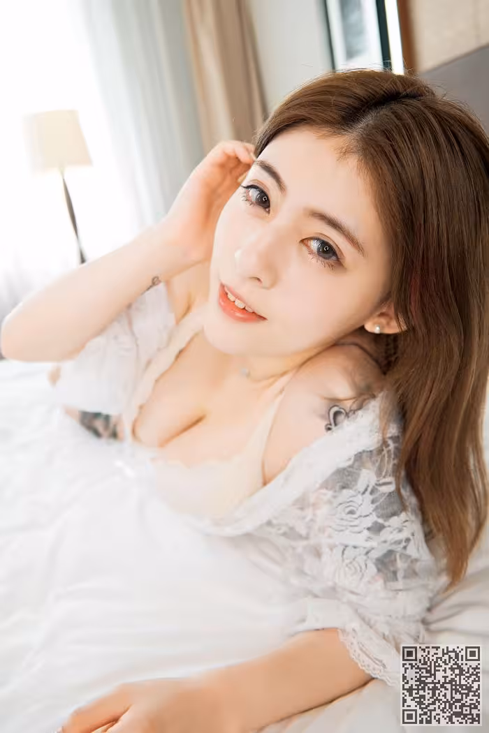 白嫩美人Cherry纹身显眼秀诱人酥胸