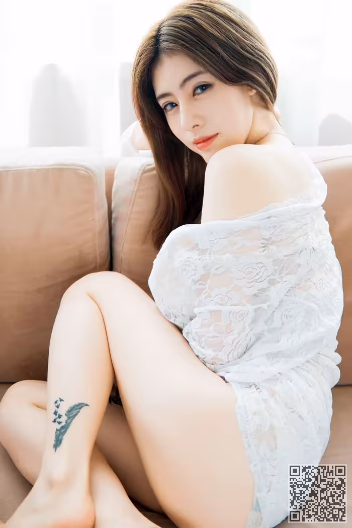 白嫩美人Cherry纹身显眼秀诱人酥胸