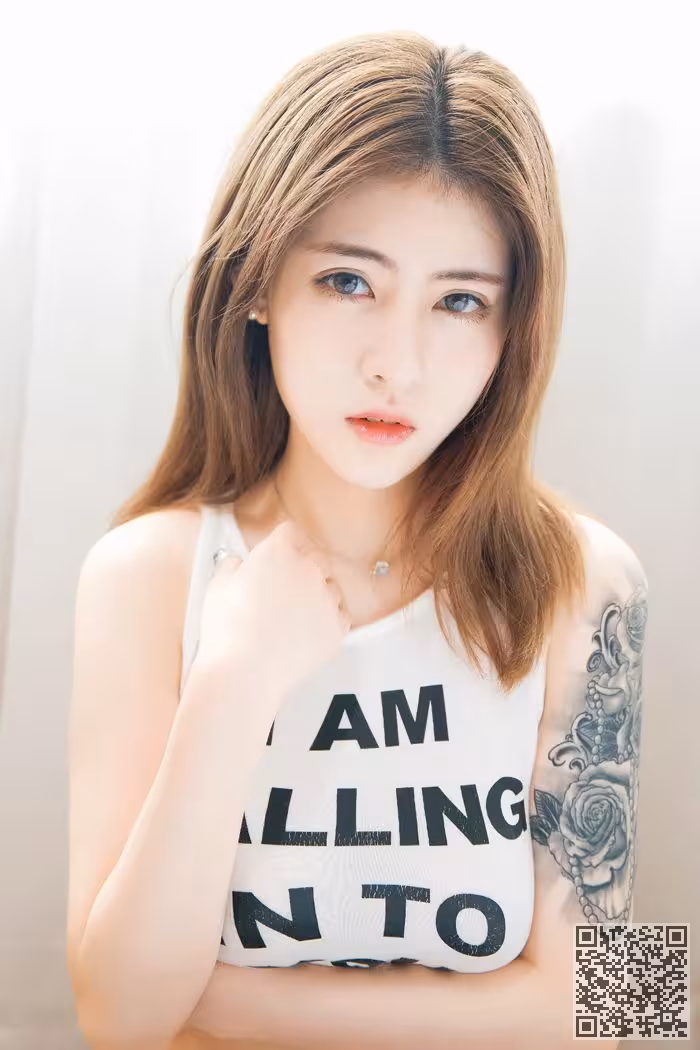 白嫩美人Cherry纹身显眼秀诱人酥胸