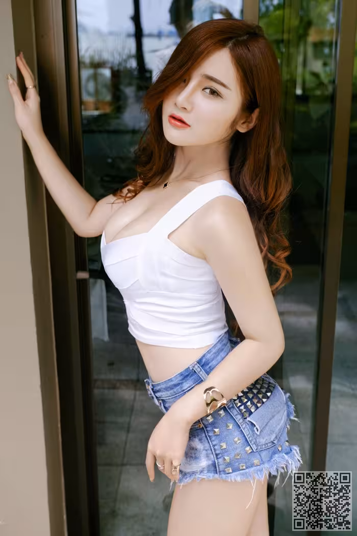 美女木木游艇狂欢有胸有腿有美景