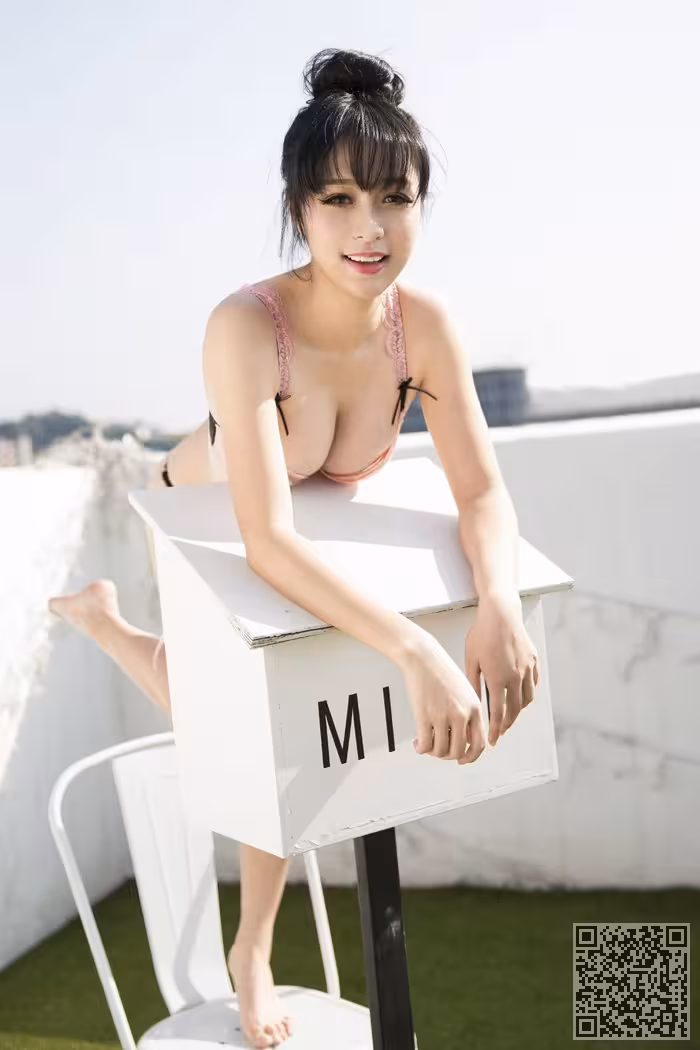 日系妹子Sora迷人学生制服玩跳蛋
