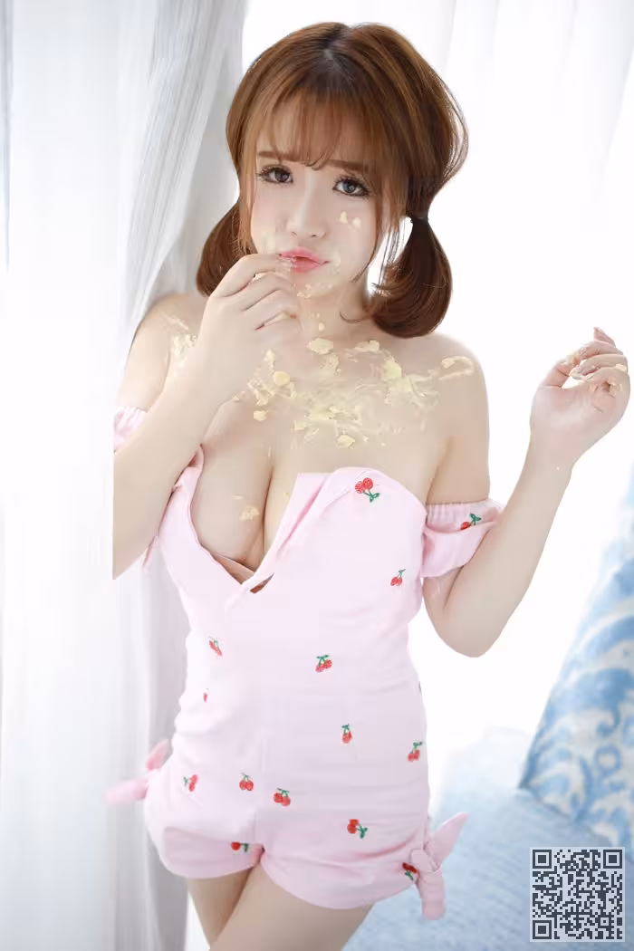 女仆徐cake跪地舔蛋糕姿势诱人