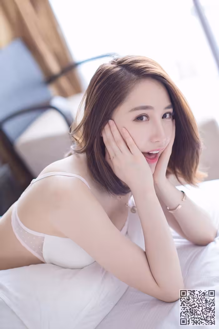 清纯少女刘奕宁Lynn酥胸覆白色内衣