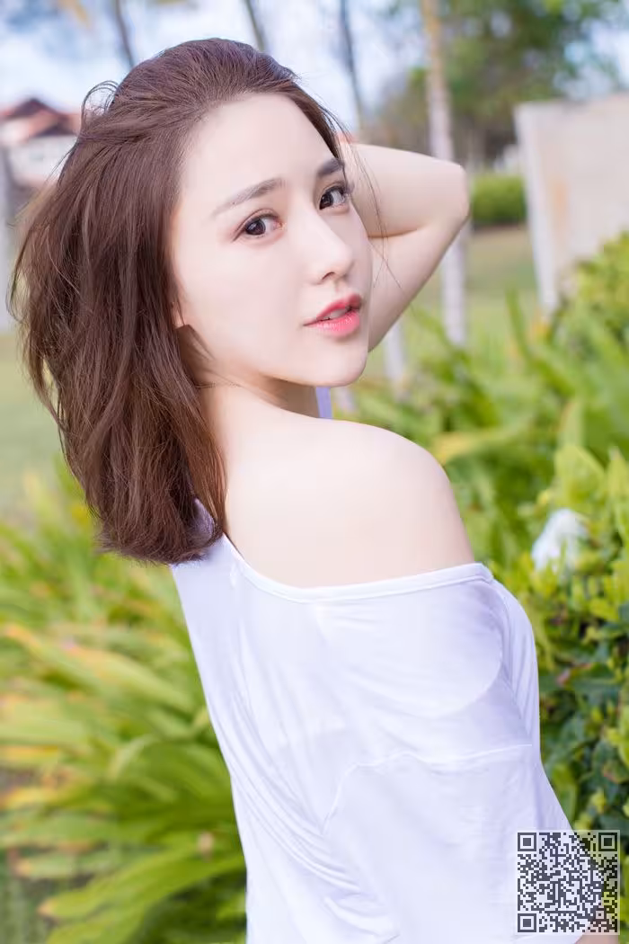 清纯少女刘奕宁Lynn酥胸覆白色内衣