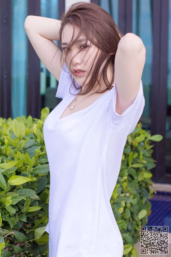 清纯少女刘奕宁Lynn酥胸覆白色内衣