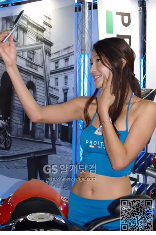 美女车模