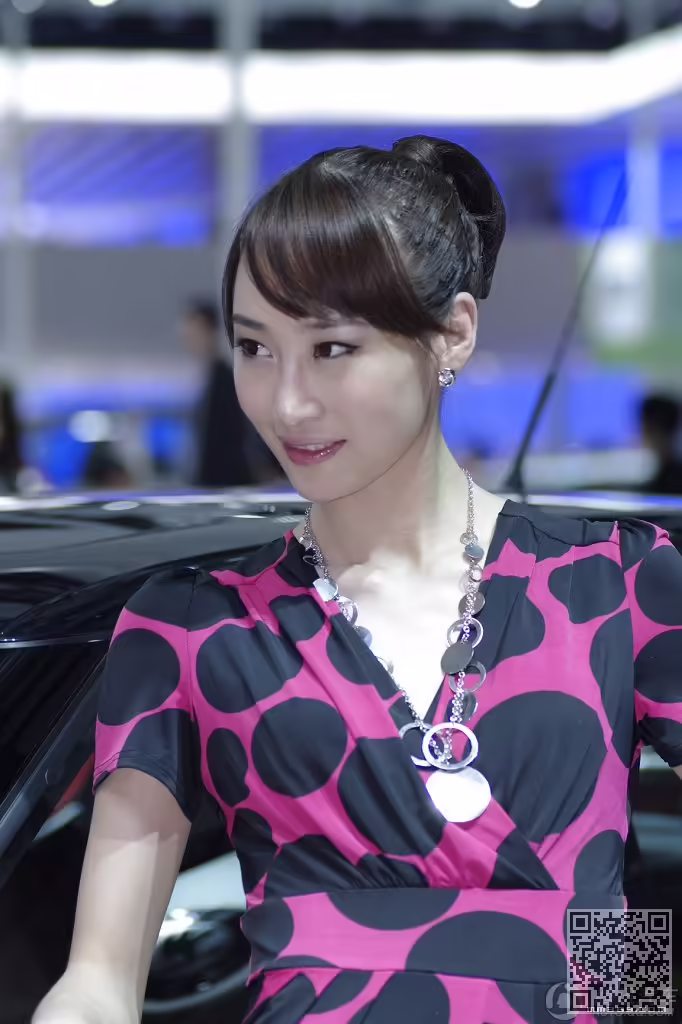 美女车模