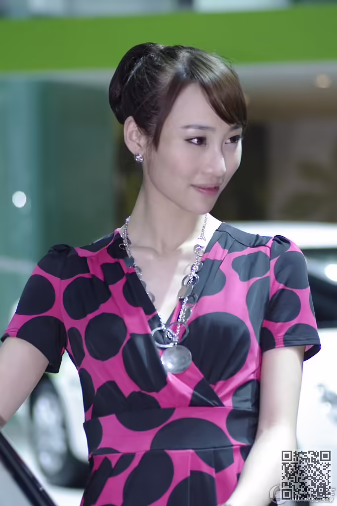 美女车模